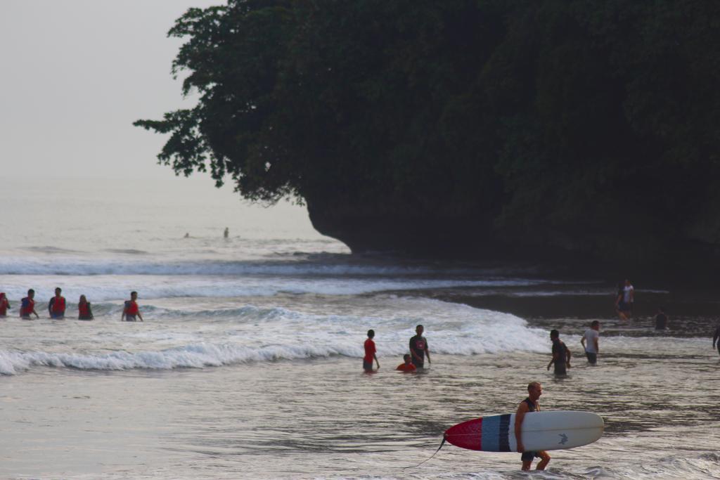 Hotel Putra Sindang Asih Batukaras Bagian luar foto